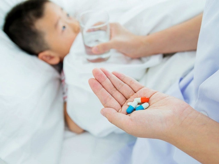 Cha mẹ cần dùng thuốc Tây y khi trẻ bị nổi mề đay về đêm một cách thận trọng