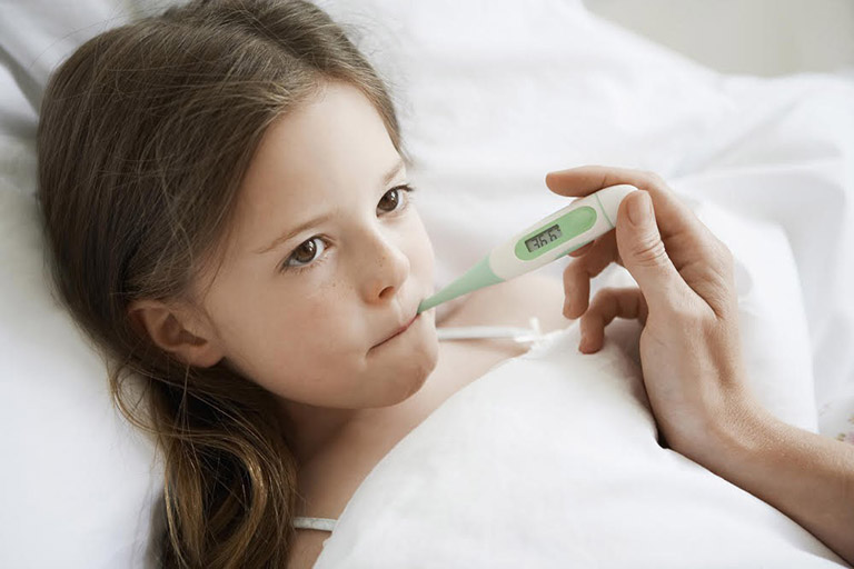 Viêm amidan có thể khiến trẻ đau rát họng và sốt