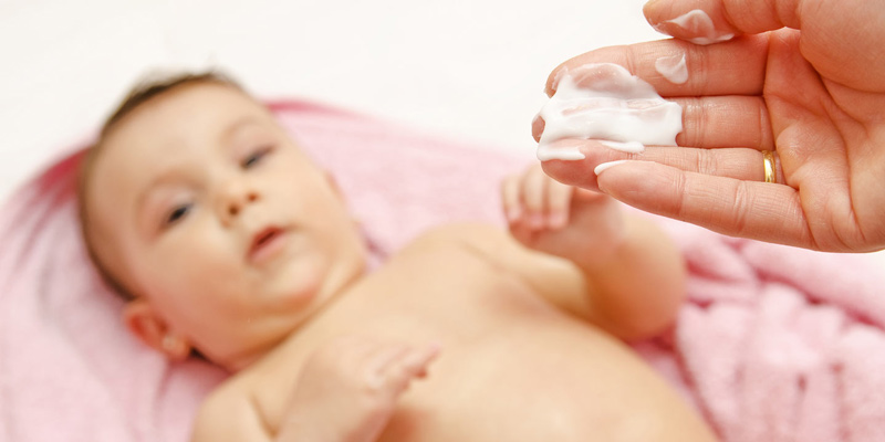 Thoa kem dưỡng ẩm giúp làm dịu da cho bé