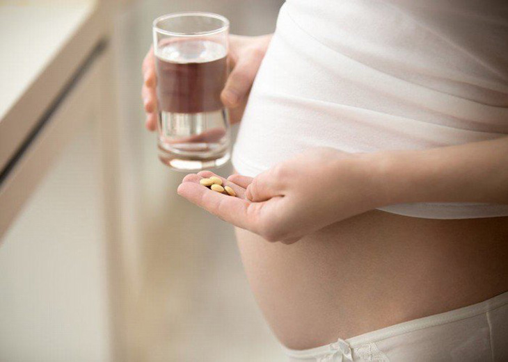 Phụ nữ có thai phải hết sức cẩn thận khi sử dụng thuốc