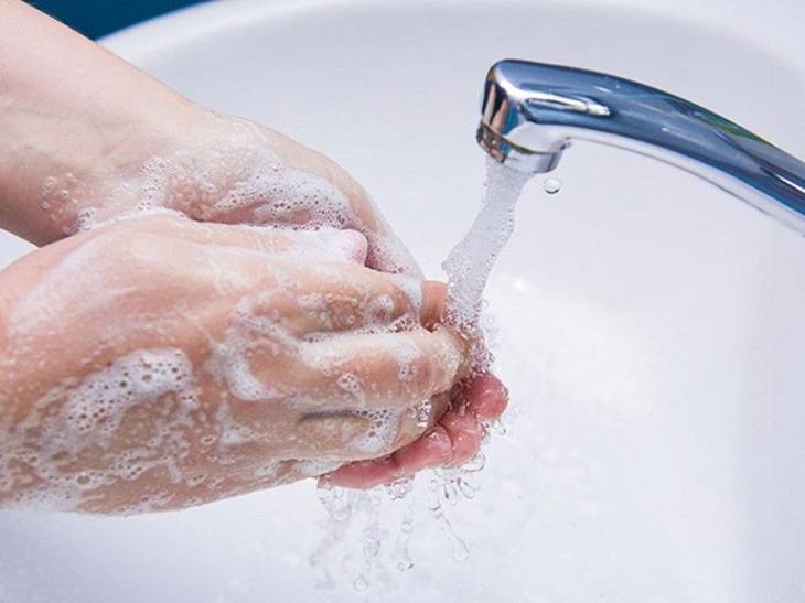 Rửa tay kỹ càng trước khi đặt thuốc để tránh lây lan vi khuẩn