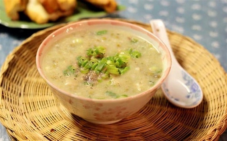 Cháo, súp là món ăn tốt cho người bị đau họng