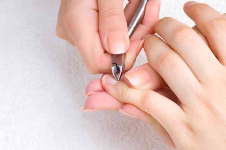 Cần cắt móng tay trước khi bấm huyệt để tránh xây xước da và nhiễm trùng