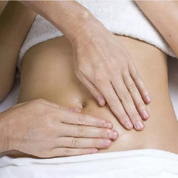 Massage bụng hằng ngày sẽ hỗ trợ quá trình điều trị