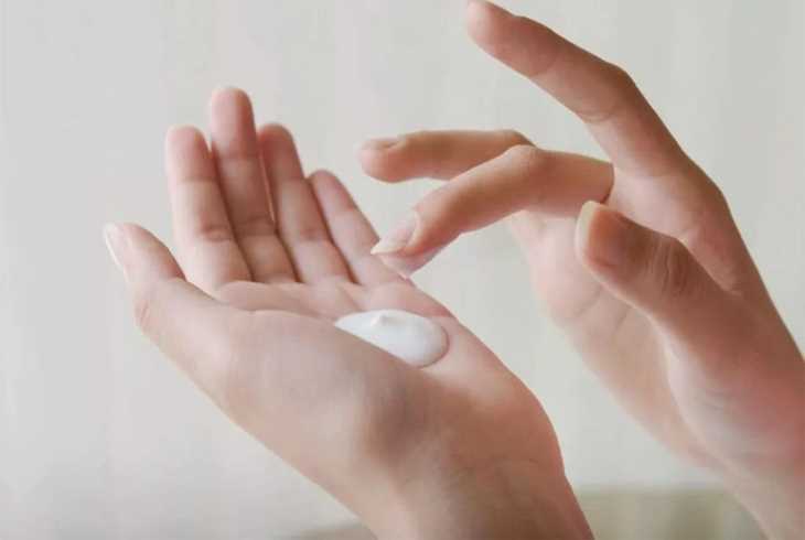Việc bôi thuốc lên vùng da bị ngứa sẽ giúp làm dịu da nhanh chóng, giảm ngứa hiệu quả
