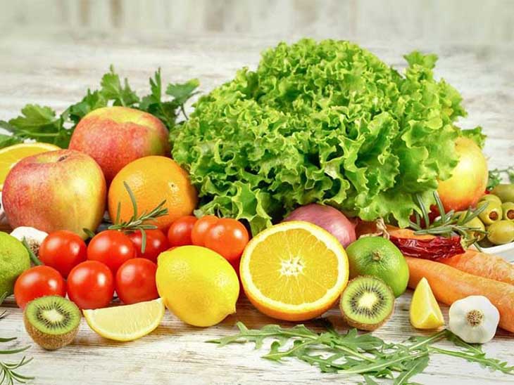 Ăn nhiều rau xanh và hoa quả tươi để cung cấp đủ dưỡng chất cho cơ thể khỏe mạnh