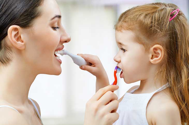Chú ý vệ sinh răng miệng để không cho vi khuẩn có cơ hội phát triển để chữa trị viêm amidan hốc mủ