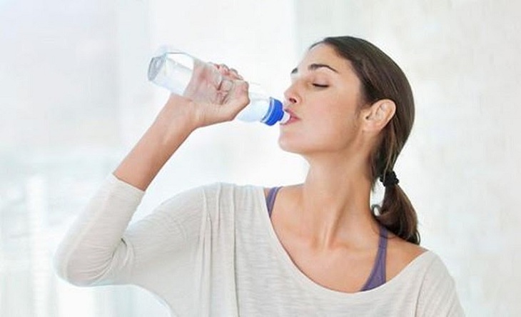 Uống đủ nước hàng ngày để cơ thể duy trì độ ẩm