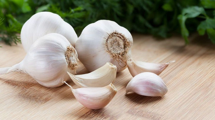 Tỏi có khả năng tiêu đờm, giải độc và hỗ trợ cải thiện huyết trắng