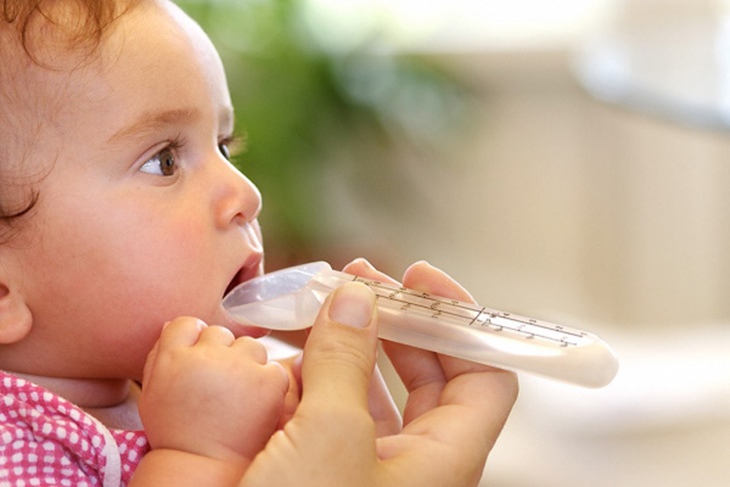 Trẻ nhỏ thường sử dụng Acetaminophen dạng dung dịch với thìa đo chuyên dụng