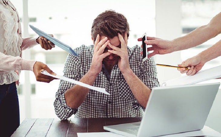 Cơ thể và đầu óc luôn căng thẳng cũng là nguyên nhân gây khởi phát bệnh vảy nến da đầu