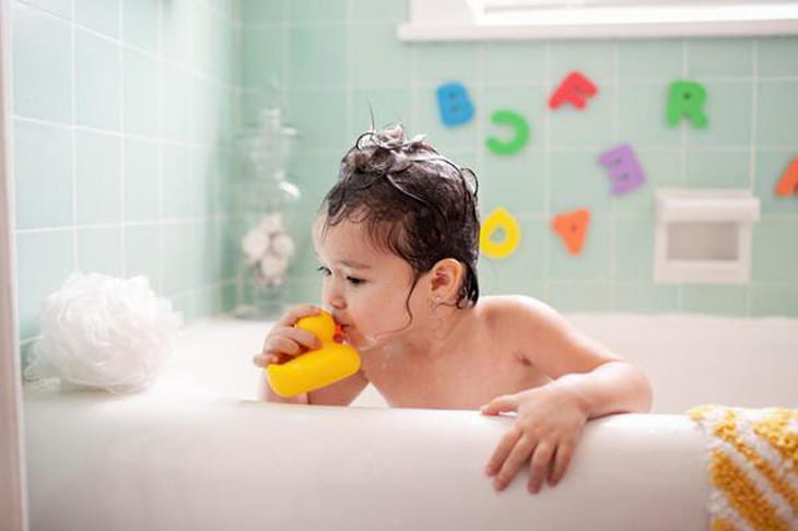 Tắm nước ấm giúp trẻ bị viêm amidan hạ sốt nhanh chóng