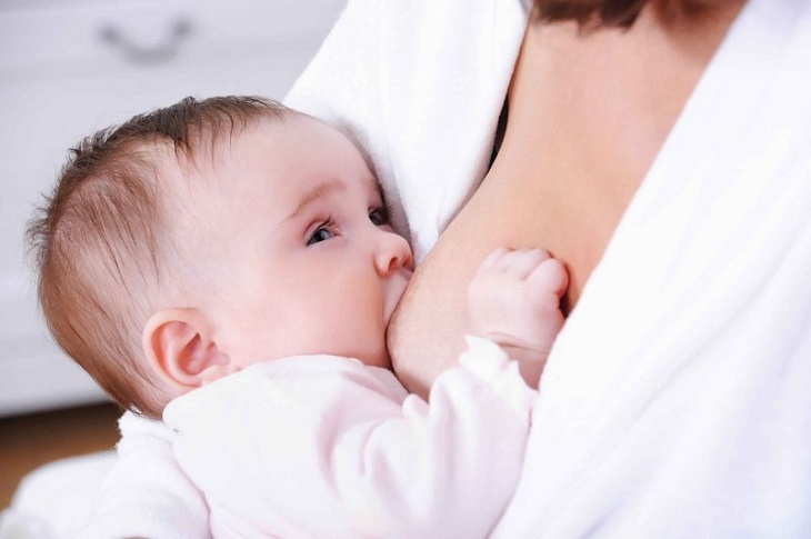 Cho trẻ bú mẹ hoàn toàn có thể giảm nguy cơ bị chàm cơ địa