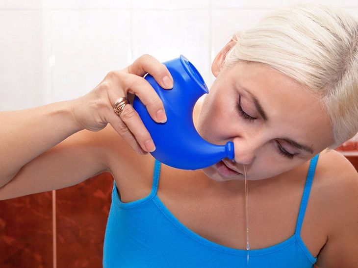 Vệ sinh mũi bằng nước muối là cách chữa viêm mũi dị ứng thời tiết tại nhà đơn giản mà hiệu quả