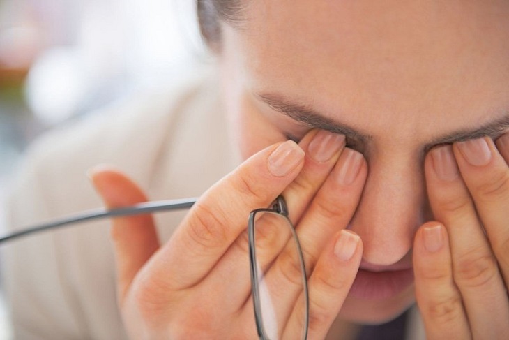 Viêm da bội nhiễm xung quanh mắt có thể gây suy giảm thị lực