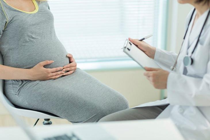 Mang thai khi mãn kinh tiềm ẩn nhiều rủi ro nên chị em cần theo dõi sức khỏe cẩn thận