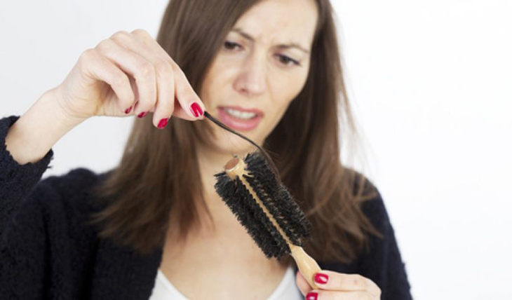 Mãn kinh, chị em hay bị rụng tóc vì thế hãy bổ sung cho mình một loại thuốc ngăn ngừa rụng tóc nhé