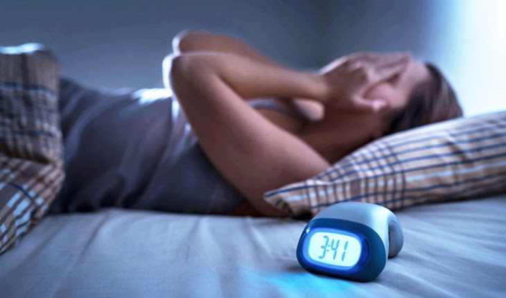 Ngủ không đủ giấc cũng dễ khiến da mặt bị nổi mụn sưng đỏ không nhân