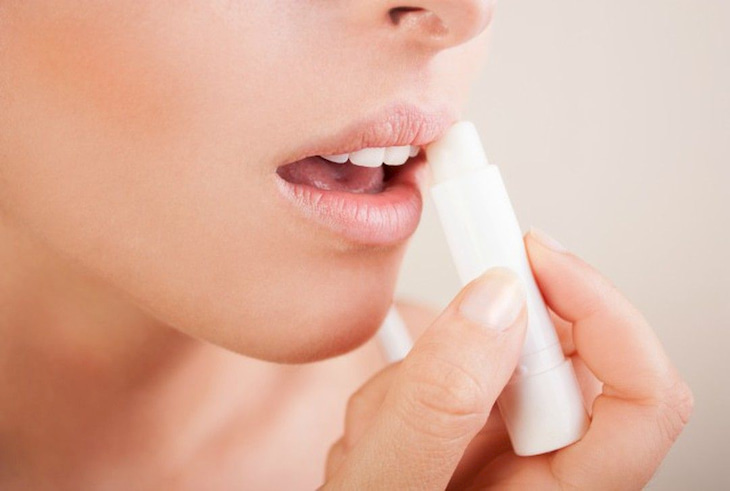 Hạn chế thói quen liếm môi để tránh triệu chứng môi bị ngứa rát