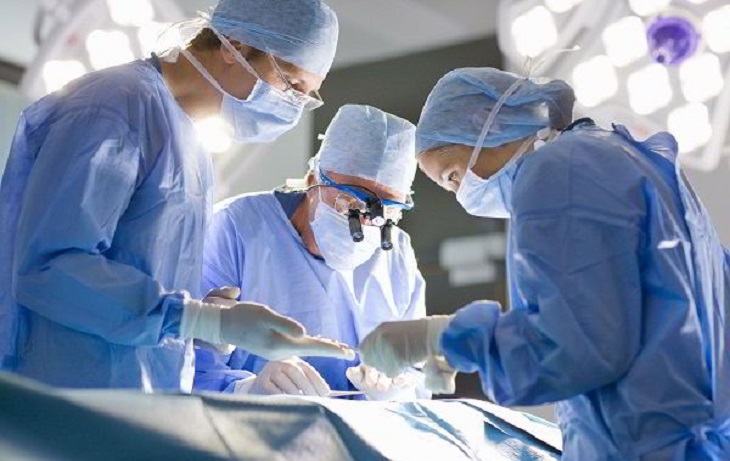 Phẫu thuật được chỉ định khi bệnh nhân không đáp ứng với phương pháp khác hoặc bệnh tiến triển nặng
