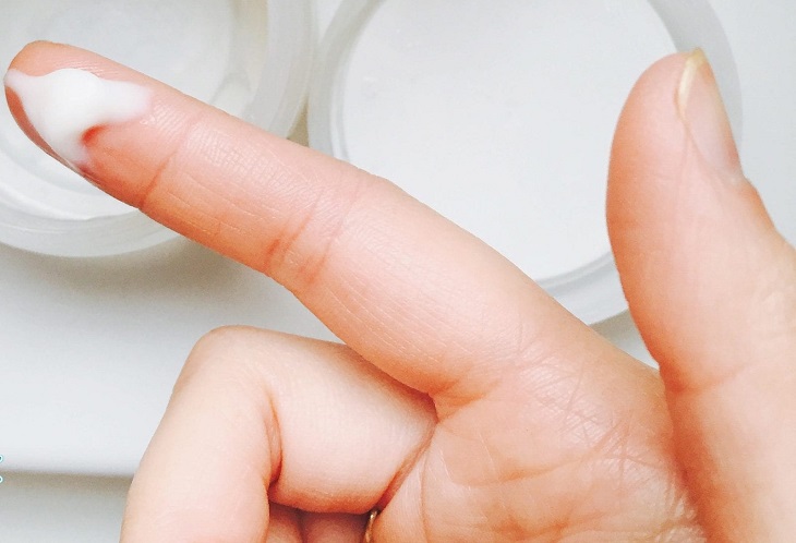 Sắp có kinh ra huyết trắng có đáng lo ngại?