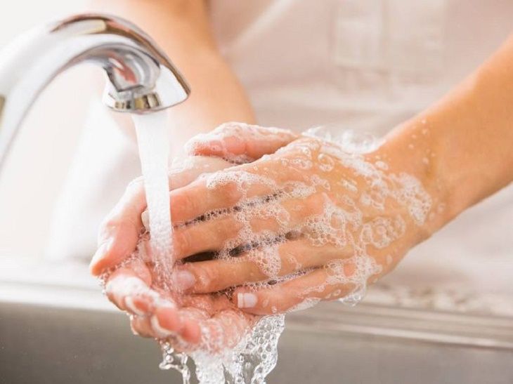 Vệ sinh sạch tay bằng những loại nước rửa dịu nhẹ