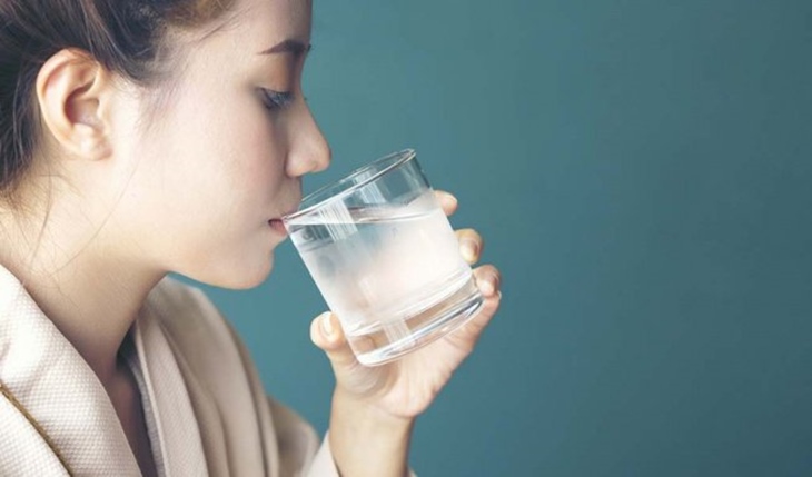 Uống thuốc dạ dày Koras với nước lọc để đảm bảo hiệu quả