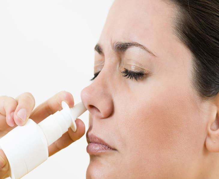Dùng thuốc xịt điều trị viêm mũi xoang xuất tiết
