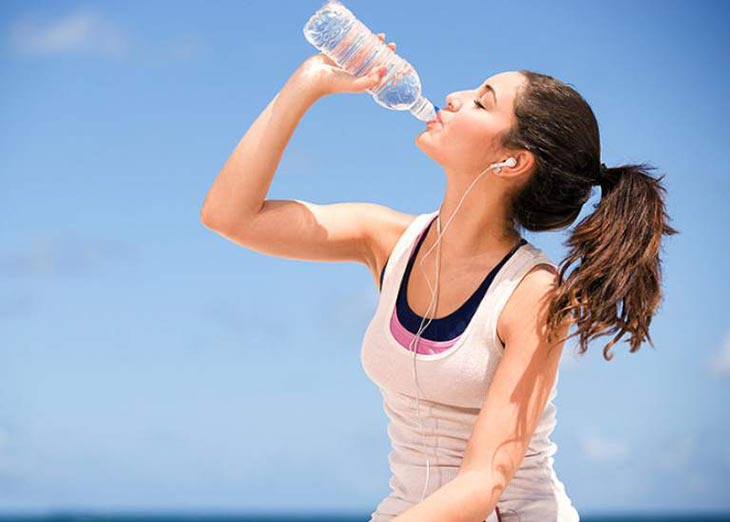 Uống nhiều nước lọc mỗi ngày để cấp ẩm cho da