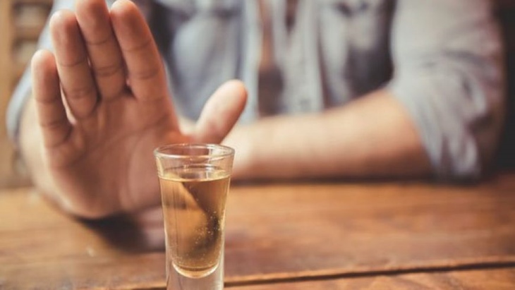 Dừng việc uống bia, rượu để tránh tình trạng mề đay trở nên nghiêm trọng hơn