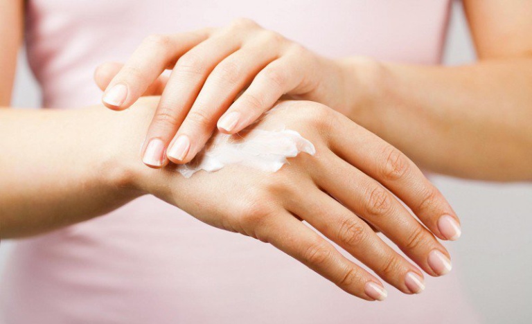 Dưỡng ẩm cho ngón tay và bàn tay được xem là cách hiệu quả ngăn ngừa căn bệnh tái phát
