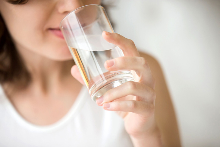 Uống nhiều nước sẽ giúp tăng cường độ ẩm và thanh lọc cơ thể hiệu quả