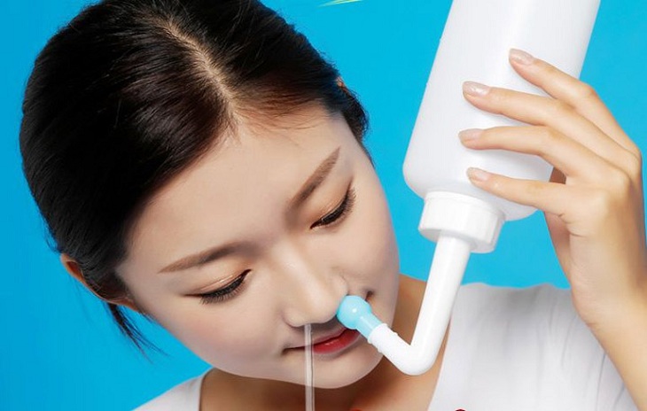 Vệ sinh mũi bằng nước muối giúp cải thiện nghẹt mũi do viêm xoang