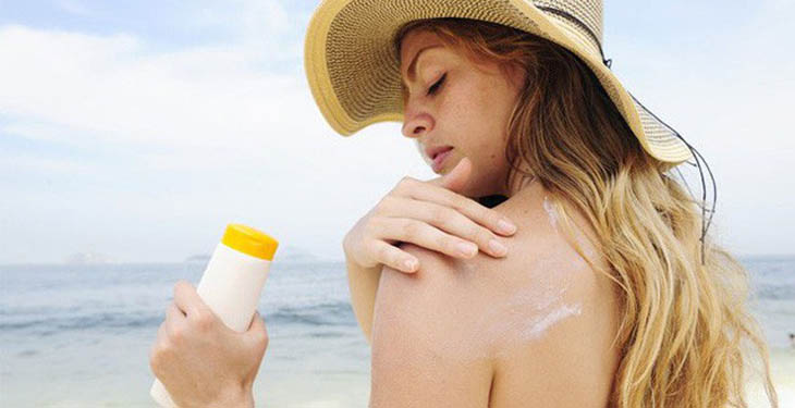 Cần che chắn da, dưỡng ẩm tránh ánh nắng trực tiếp gay gắt