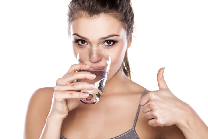 Nên uống nhiều nước lọc để cơ thể được cân bằng
