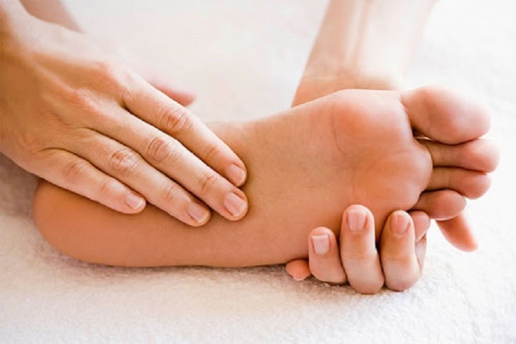 Dưỡng da chân thường xuyên để da luôn giữ được độ ẩm