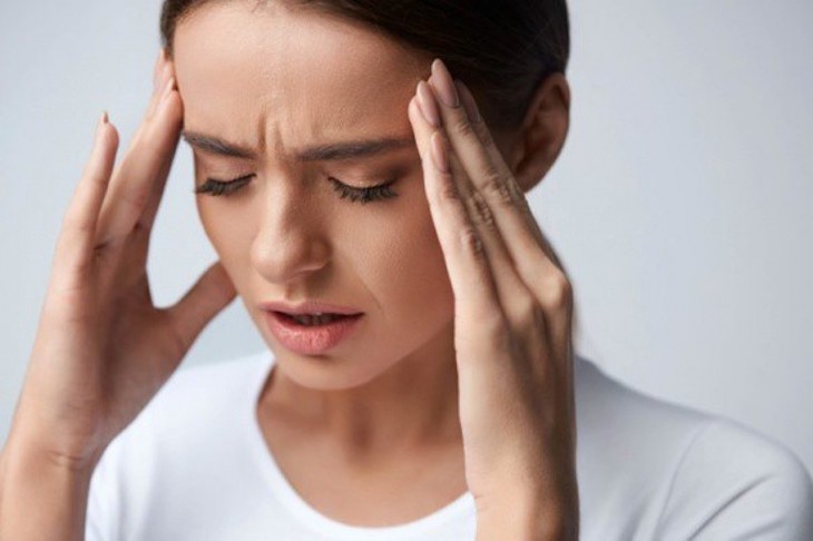 Đau đầu kéo dài là một trong số các dấu hiệu của bệnh 