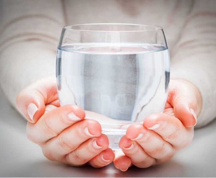 Uống nhiều nước giúp đào thải độc tố, làm loãng dịch mũi do viêm xoang gây ra