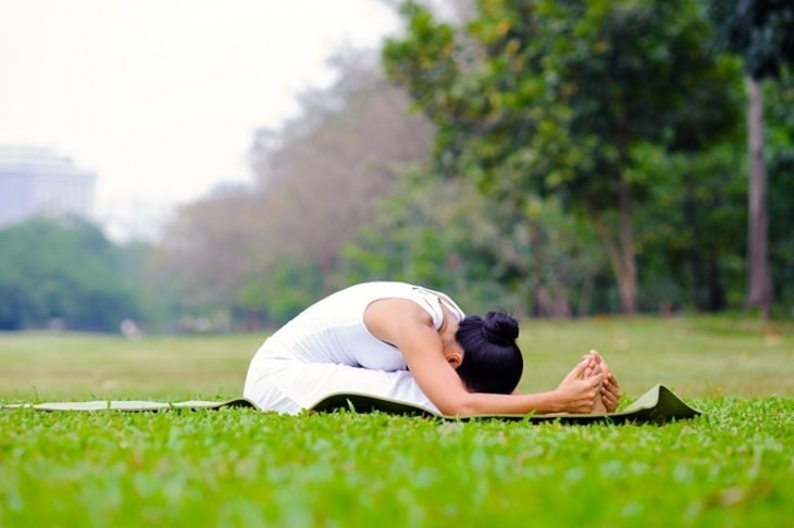 Yoga chữa viêm mũi dị ứng bằng tư thế gập mình