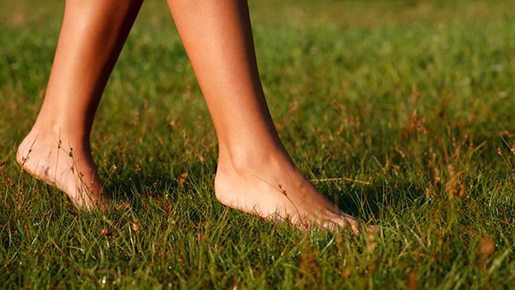 Đi chân trần trên đất bẩn làm tăng nguy cơ lây nhiễm hắc lào