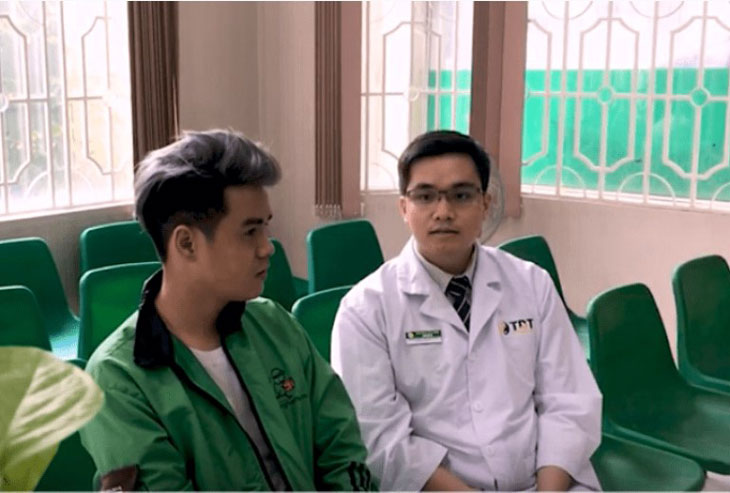 Bệnh nhân Nguyễn Đỗ Đức Sang và bác sĩ trực tiếp cho anh tại Trung tâm Thuốc dân tộc chi nhánh TP.HCM