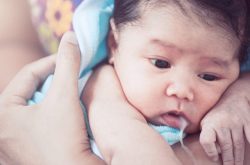 Trào ngược dạ dày ở trẻ 2 tháng tuổi là hiện tượng xảy ra rất phổ biến