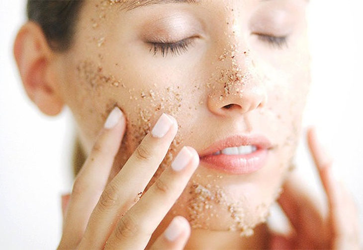 Tẩy da chết cũng là cách chăm sóc da mặt bị nám hiệu quả