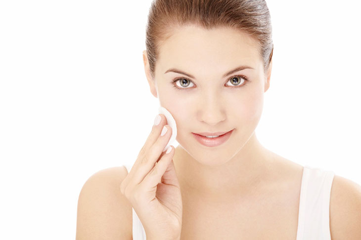 Tẩy trang sạch sẽ là một trong những cách chăm sóc da mặt bị nám hiệu quả