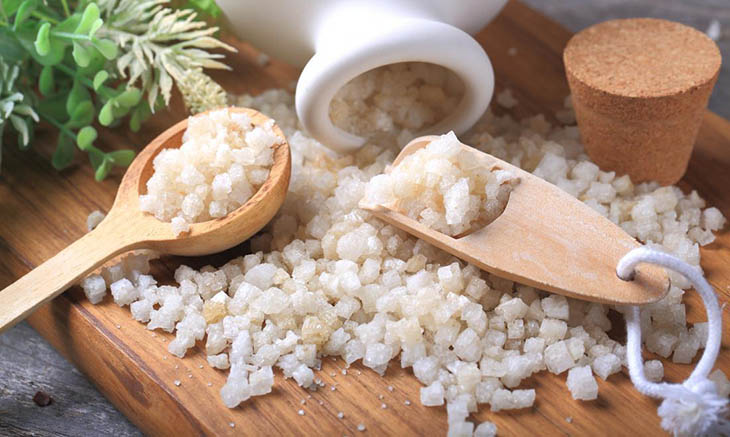 Nên chọn muối Epsom hoặc nước muối sinh lý để trị hắc lào tại nhà