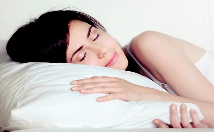 Mẹo chữa trào ngược dạ dày tại nhà hiệu quả là gối cao đầu khi ngủ