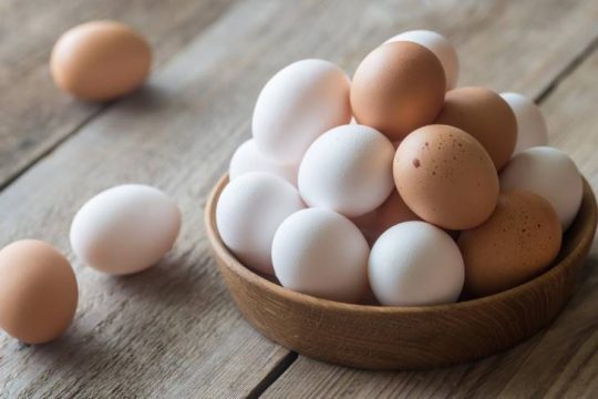 Trứng gà chứa nhiều dưỡng chất tốt da da bởi vậy trị mụn đầu đen bằng trứng gà là giải pháp hữu hiệu