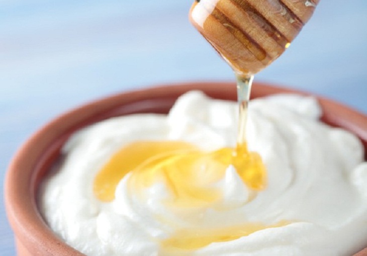 Dùng sữa chua kết hợp mật ong là một cách giúp khắc phục tình trạng da khô ngứa hiệu quả