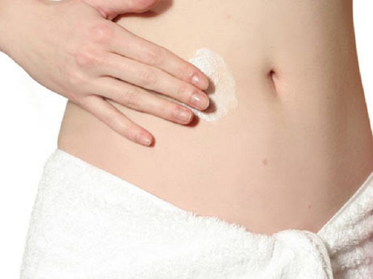 Bôi kem trị rạn giúp cải thiện tình trạng rạn da sau sinh