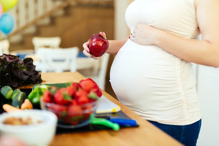 Mẹ bầu nên tăng cường các loại rau xanh, trái cây giàu vitamin để ngừa nám da sau sinh